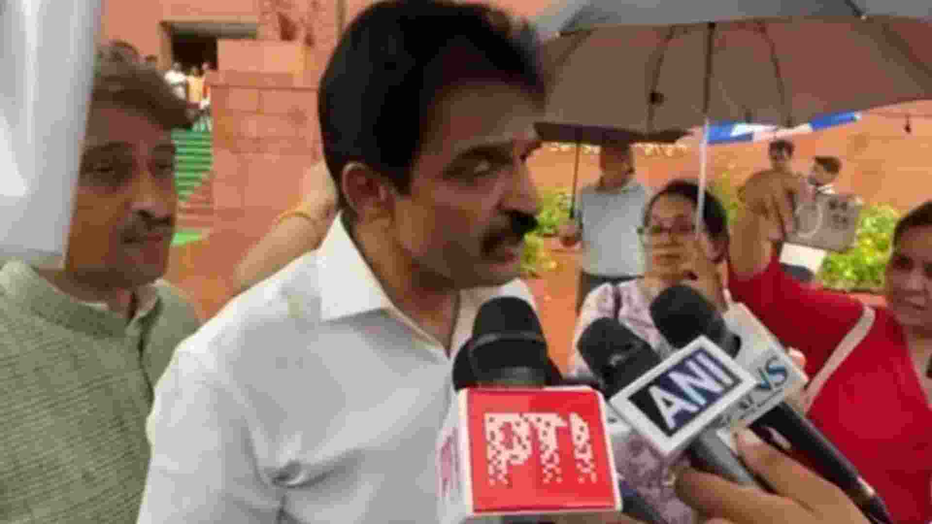 J&K Cong stages protest at Jantar Mantar to push statehood demand J&K Cong stages protest at Jantar Mantar to push statehood demand