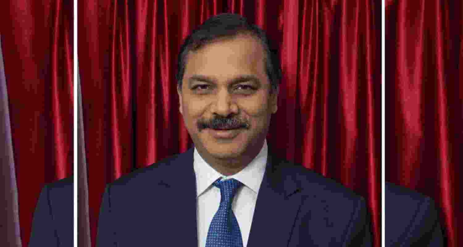  Dr Vivek Saxena.