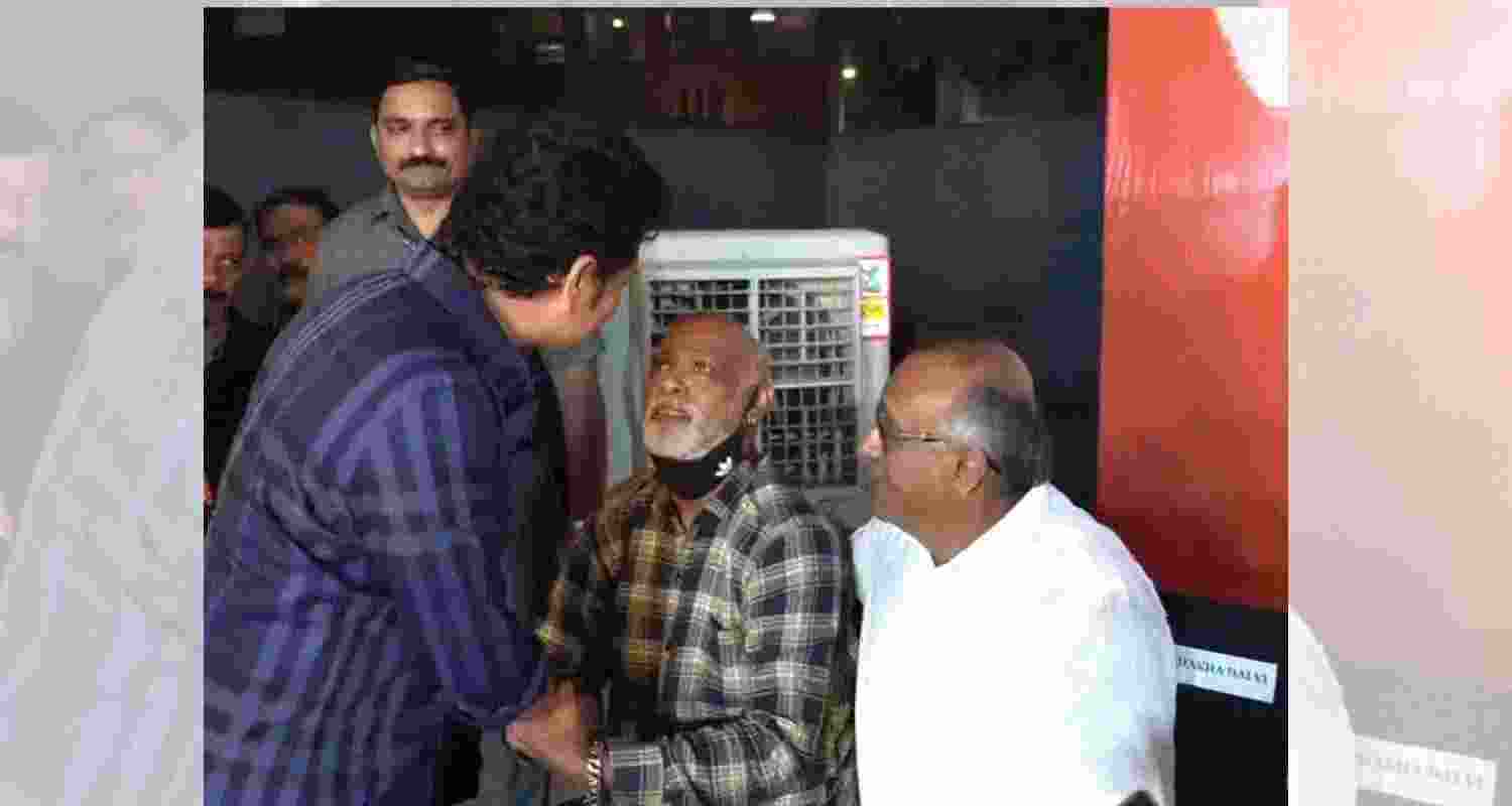 Sachin Tendulkar (L) interacts with Vinod Kambli