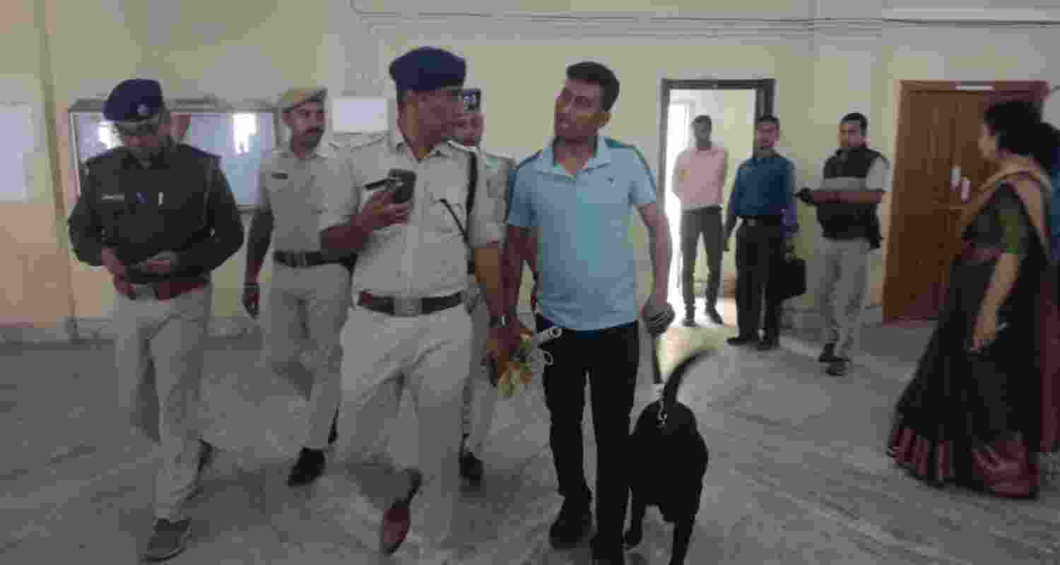 Bomb threat emails trigger panic and evacuations at courts in Kolkata, Asansol, Durgapur and Chinsurah; police launch probe.