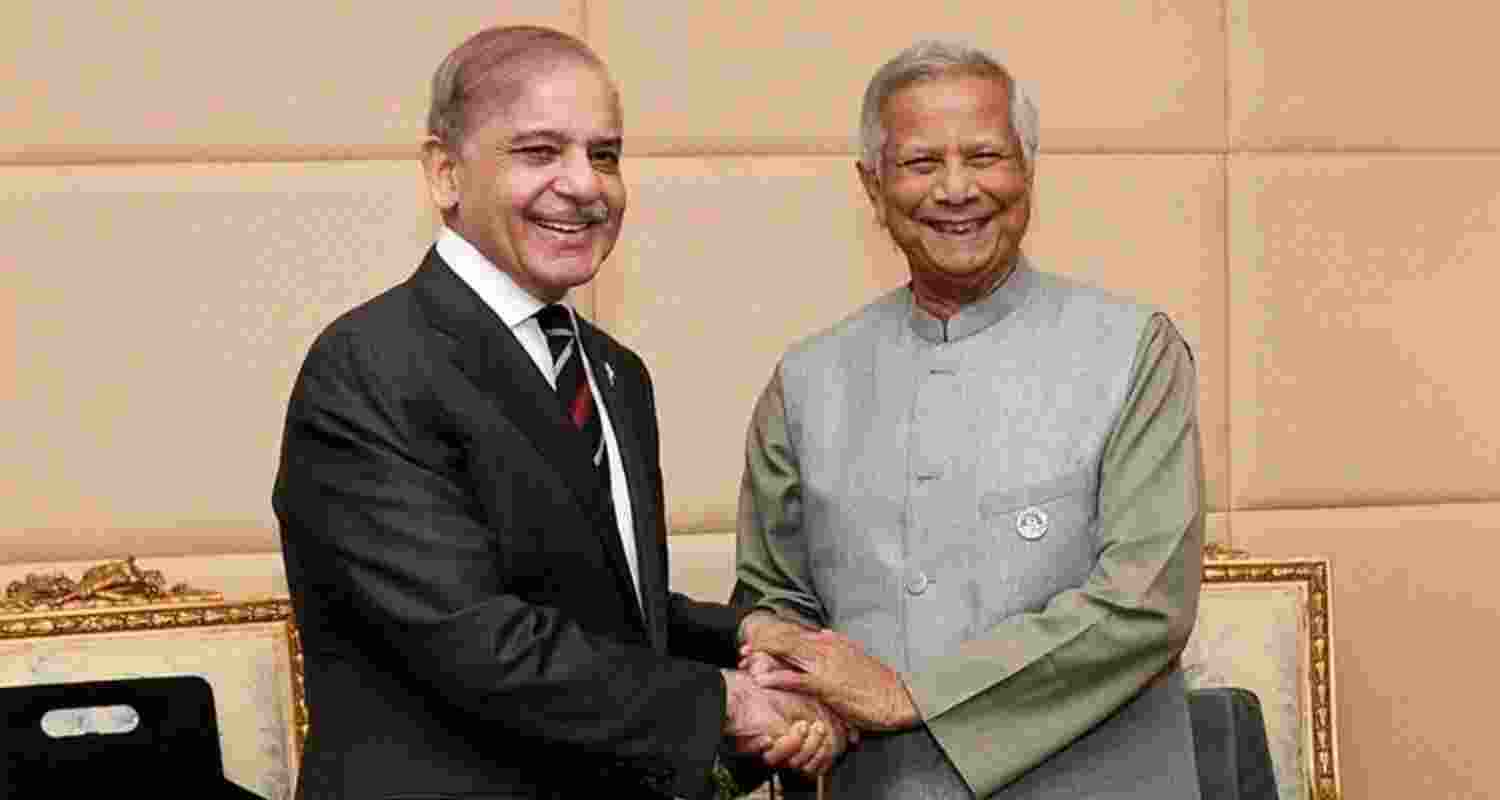 Bangladesh's interim leader, Professor Muhammad Yunus, with Pakistan Prime Minister Shehbaz Sharif. File photo.