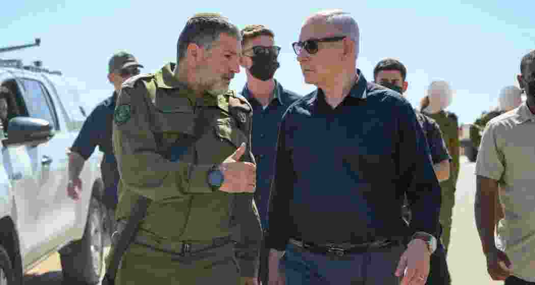 Prime Minister Benjamin Netanyahu (right) with IDF Major General David Zini at the Tzeelim training base, southern Israel, May 8, 2025.