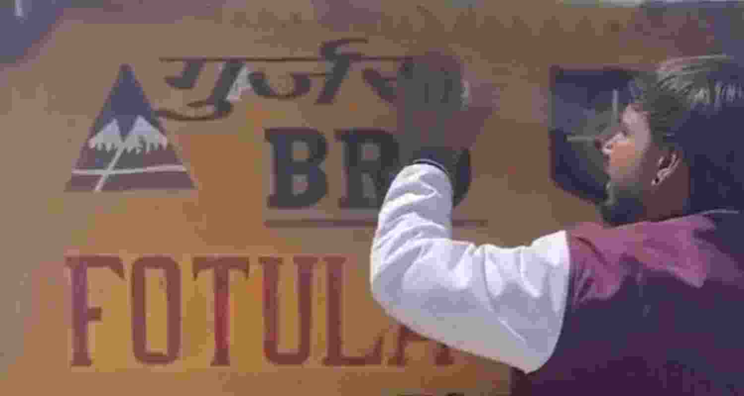 A Haryana man defaces a Border Roads Organisation (BRO) milestone at Fotu La Pass in Leh, an act captured on video that sparked widespread public outrage. A Haryana man defaces a Border Roads Organisation (BRO) milestone at Fotu La Pass in Leh, an act captured on video that sparked widespread public outrage.
