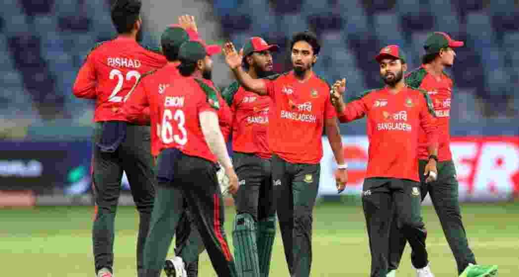 Bangladesh cricketers meet with board officials and sports adviser Asif Nazrul to discuss security concerns ahead of the T20 World Cup. Representational image. Bangladesh cricketers meet with board officials and sports adviser Asif Nazrul to discuss security concerns ahead of the T20 World Cup. Representational image.