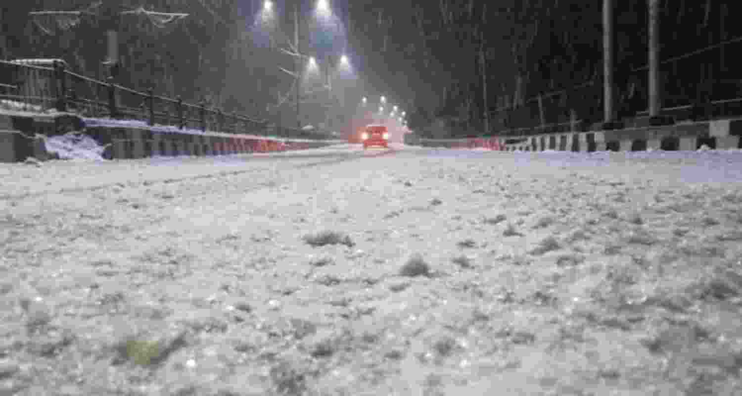 Cold wave grips J&K as temperatures dip to –3.2°C in Srinagar. Cold wave grips J&K as temperatures dip to –3.2°C in Srinagar.