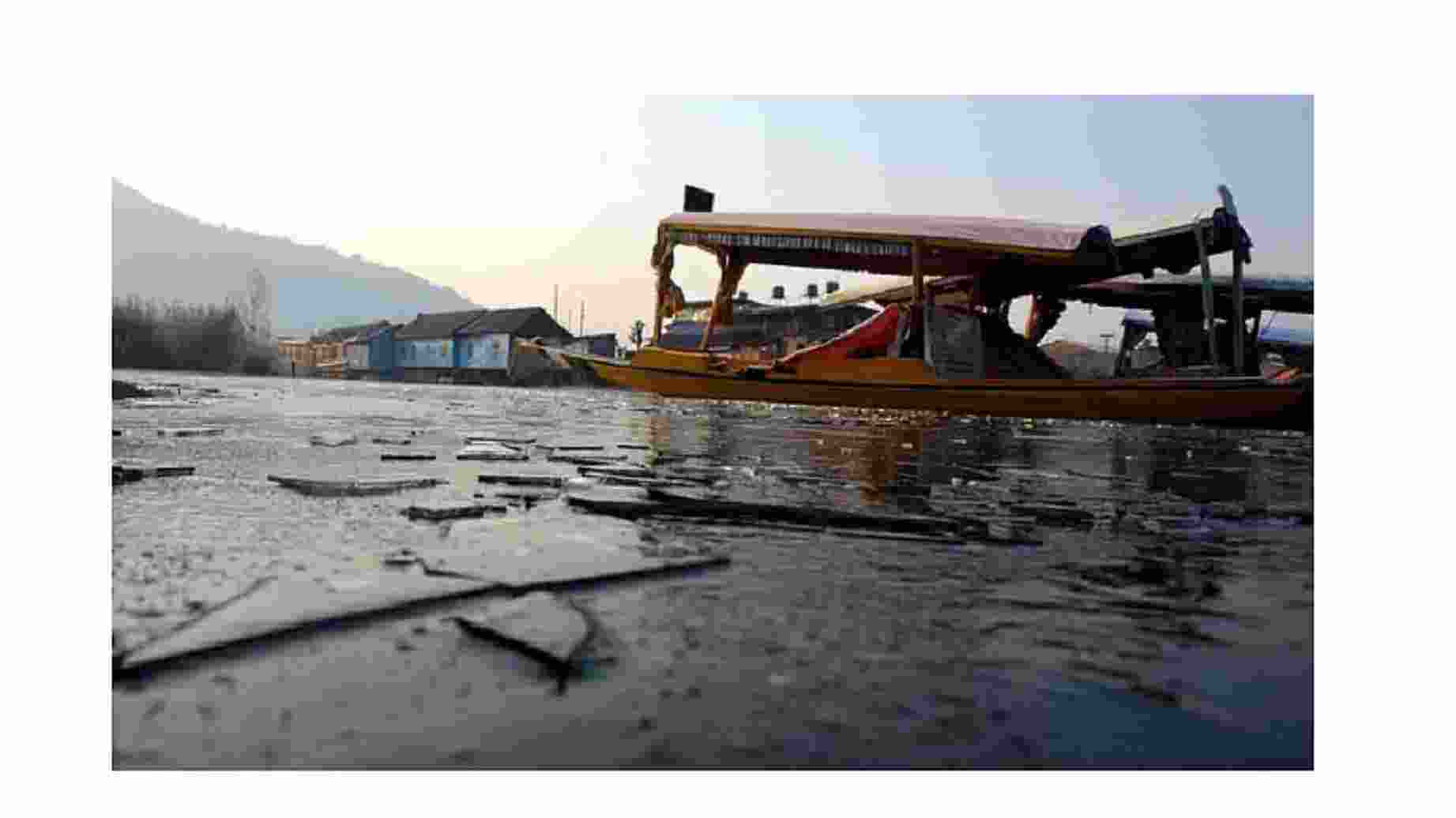 Sub zero temperatures persist across Kashmir, Dal lake freezes Sub zero temperatures persist across Kashmir, Dal lake freezes