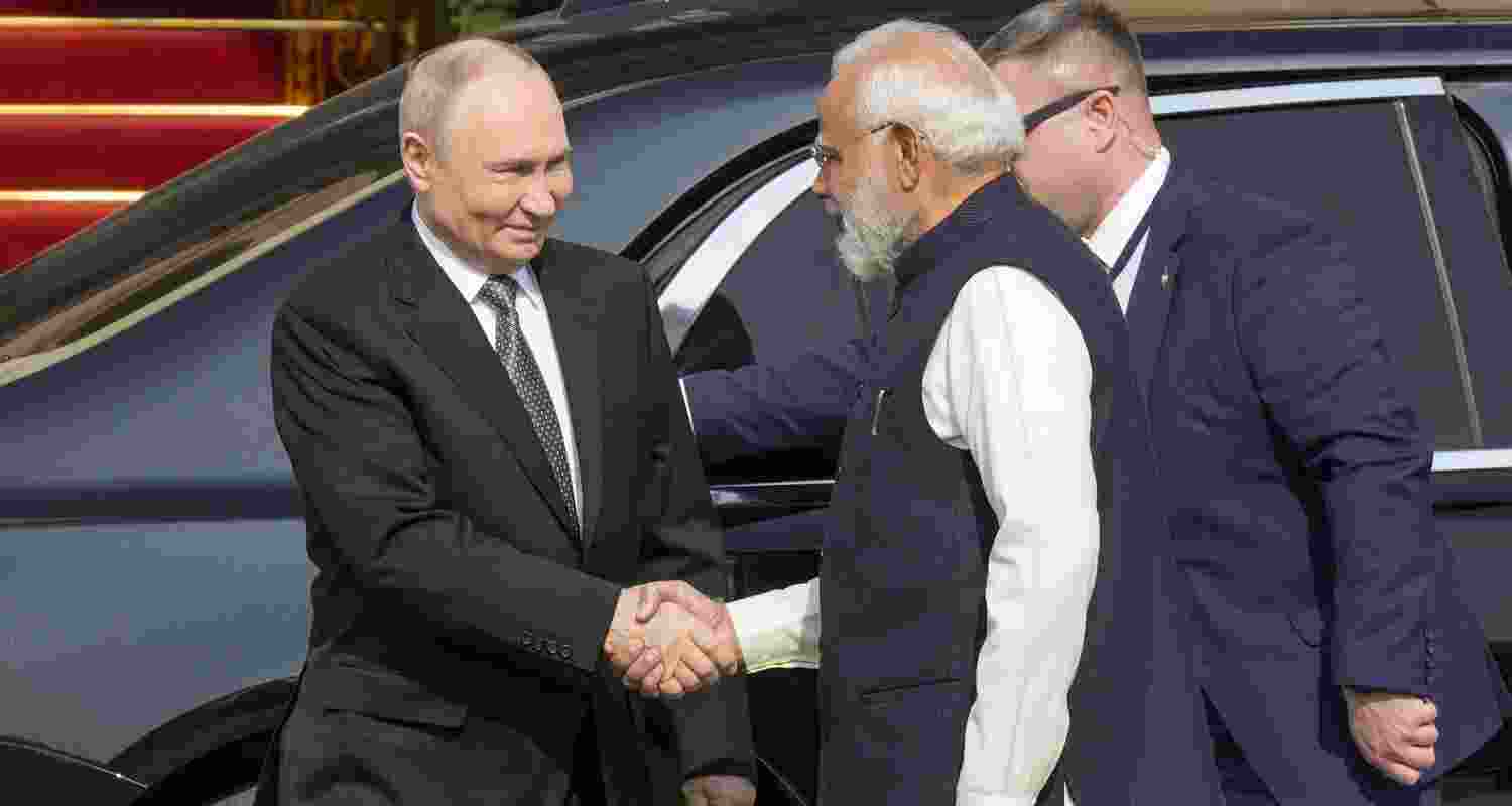 Putin also visited Raj Ghat and paid homage to Mahatma Gandhi at the memorial Putin also visited Raj Ghat and paid homage to Mahatma Gandhi at the memorial