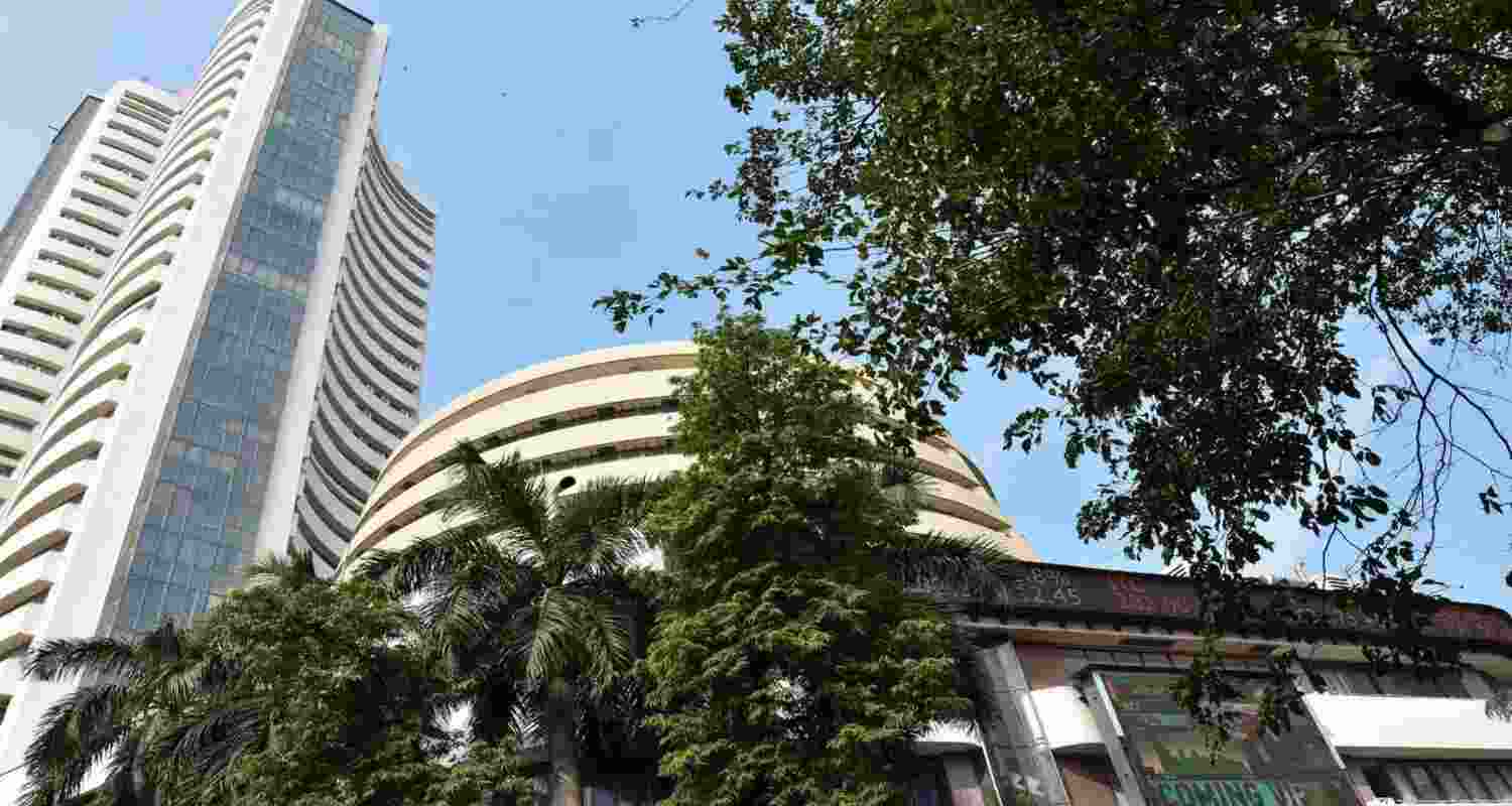 The 30-share BSE Sensex tanked 631.93 points to 82,679.08 in the morning to finally settle at 83,216.28. At closing bell, Nifty shed 17.40 points, or 0.07 per cent, to settle at 25,492.30 The 30-share BSE Sensex tanked 631.93 points to 82,679.08 in the morning to finally settle at 83,216.28. At closing bell, Nifty shed 17.40 points, or 0.07 per cent, to settle at 25,492.30