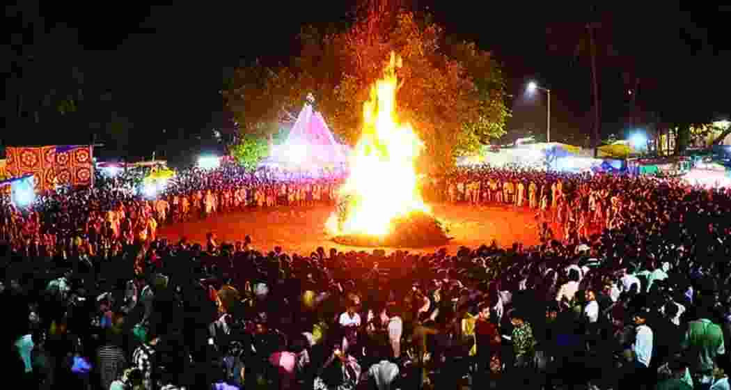 Devotees gather during the annual Shri Lairai Zatra at Shirgao; the stampede occurred during the fire-walking ritual on Friday night.
Devotees gather during the annual Shri Lairai Zatra at Shirgao; the stampede occurred during the fire-walking ritual on Friday night.