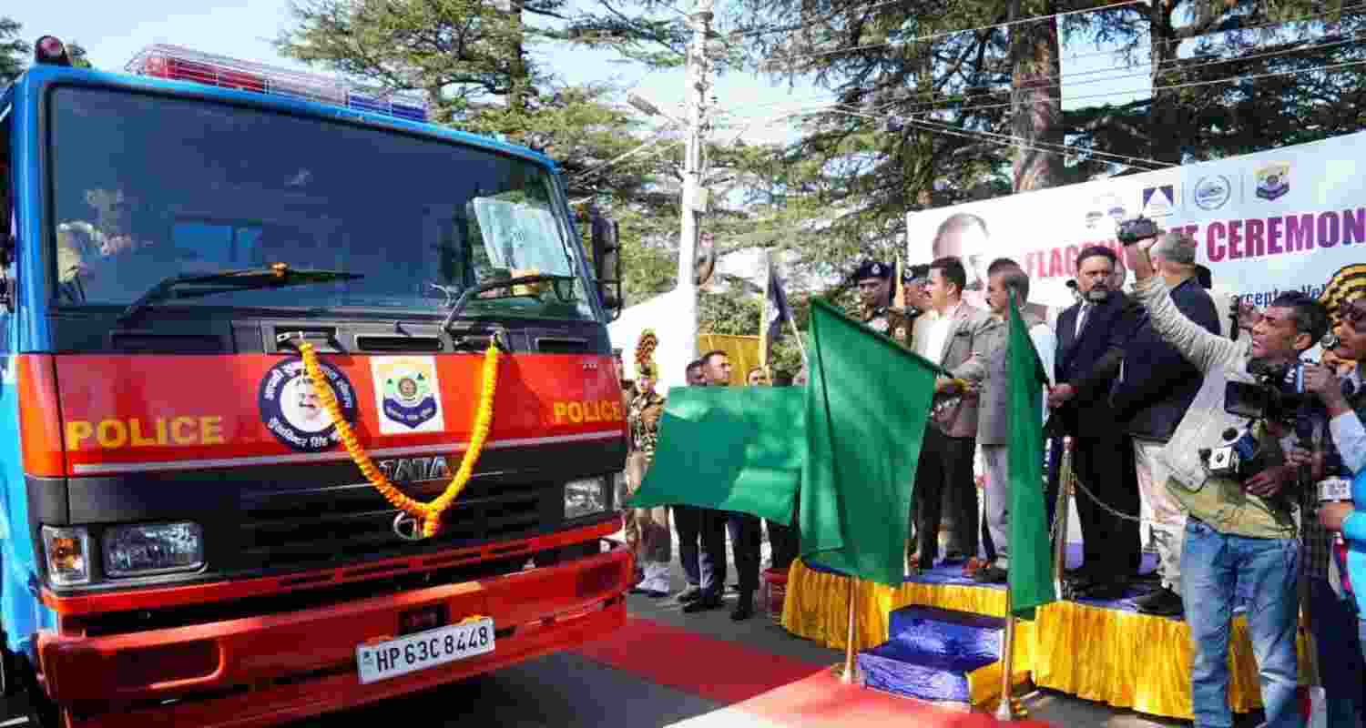 HP Chief Minister flags off 66 patrol vehicles for ten districts HP Chief Minister flags off 66 patrol vehicles for ten districts