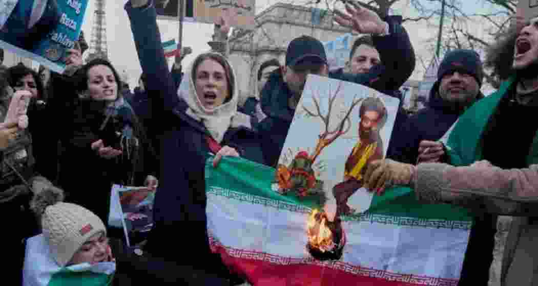 Iranians demonstrate near the Kapikoy border gate after crossing into Turkey as protests and security tensions escalate in Iran, prompting India to advise its citizens to leave the country. Iranians demonstrate near the Kapikoy border gate after crossing into Turkey as protests and security tensions escalate in Iran, prompting India to advise its citizens to leave the country.