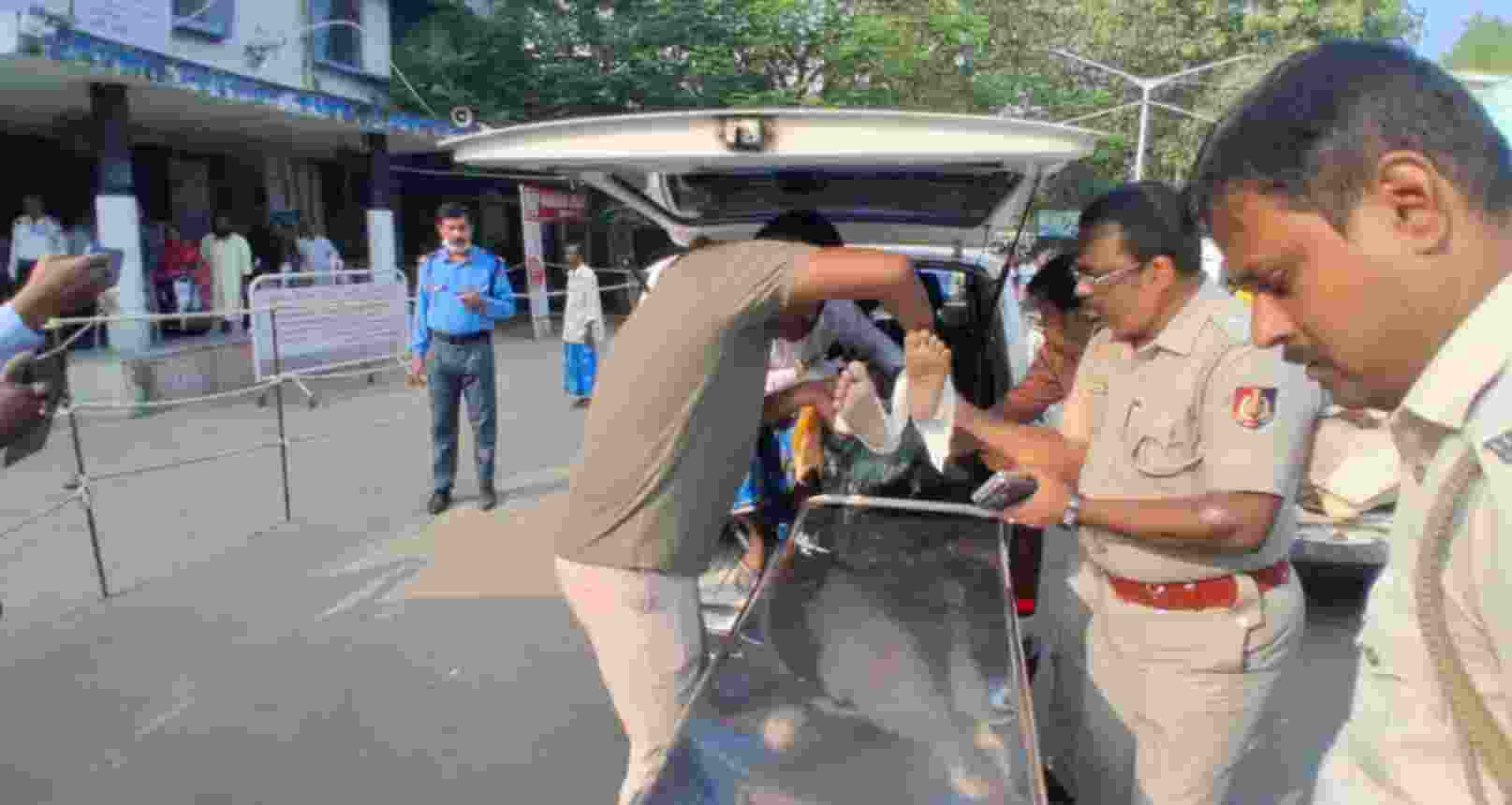 The injured have been identified as Ahladi Bibi, Ruli Bibi, Nurjahan Khatun, Anisur alias Dalim, and Rizba Bibi. The child, Amina Parveen, succumbed to her injuries at Murshidabad Medical College. The injured have been identified as Ahladi Bibi, Ruli Bibi, Nurjahan Khatun, Anisur alias Dalim, and Rizba Bibi. The child, Amina Parveen, succumbed to her injuries at Murshidabad Medical College.
