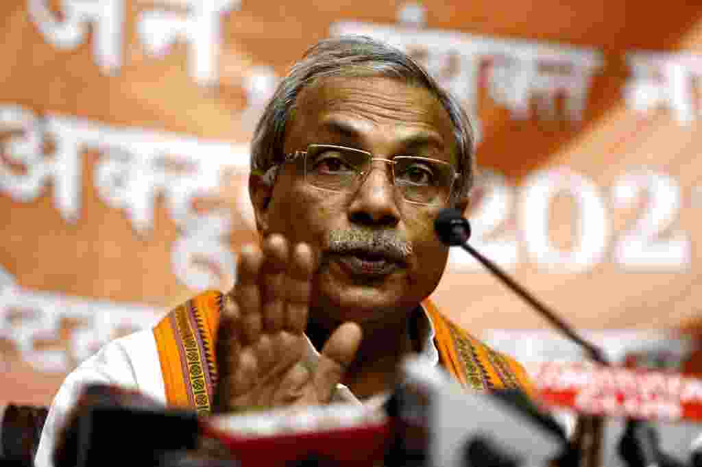 VHP attacks Akhilesh over his 'mathadheesh-mafia' remark VHP attacks Akhilesh over his 'mathadheesh-mafia' remark