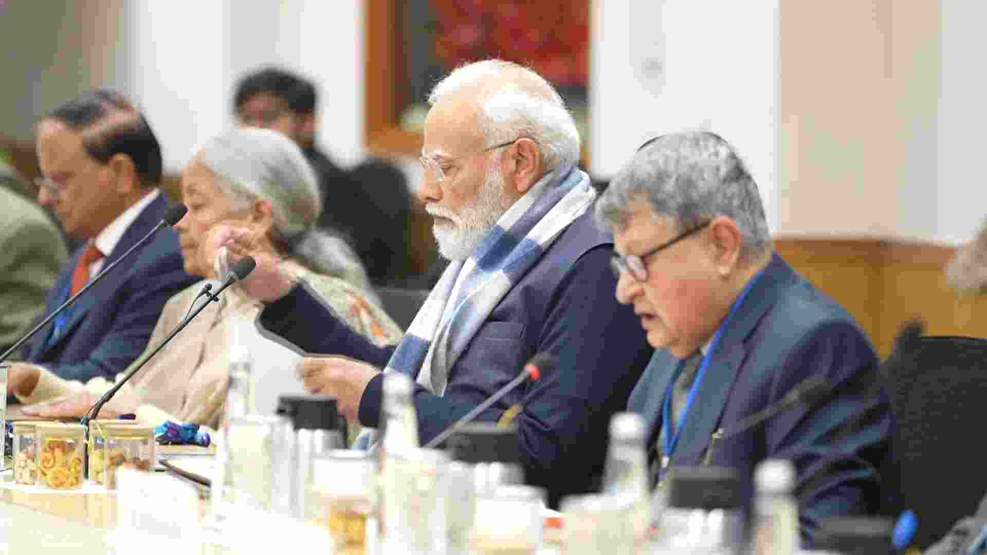 PM meets economists,calls for mission mode reforms in all sectors PM meets economists,calls for mission mode reforms in all sectors