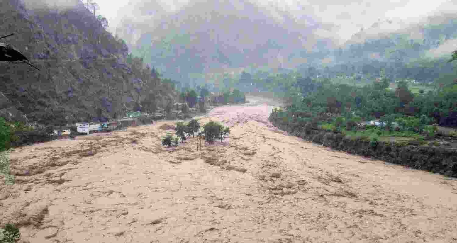 The regional weather centre in Dehradun has issued a yellow alert for the next five days. Moderate to heavy rain is expected in several areas of the Garhwal region, especially in Uttarkashi, Dehradun, and Tehri. The regional weather centre in Dehradun has issued a yellow alert for the next five days. Moderate to heavy rain is expected in several areas of the Garhwal region, especially in Uttarkashi, Dehradun, and Tehri.