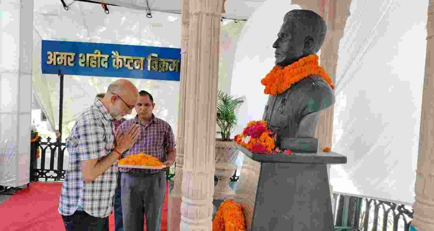 Palampur Mayor Gopal Nag pays tributes to Captain Virkam Batra. Palampur Mayor Gopal Nag pays tributes to Captain Virkam Batra.