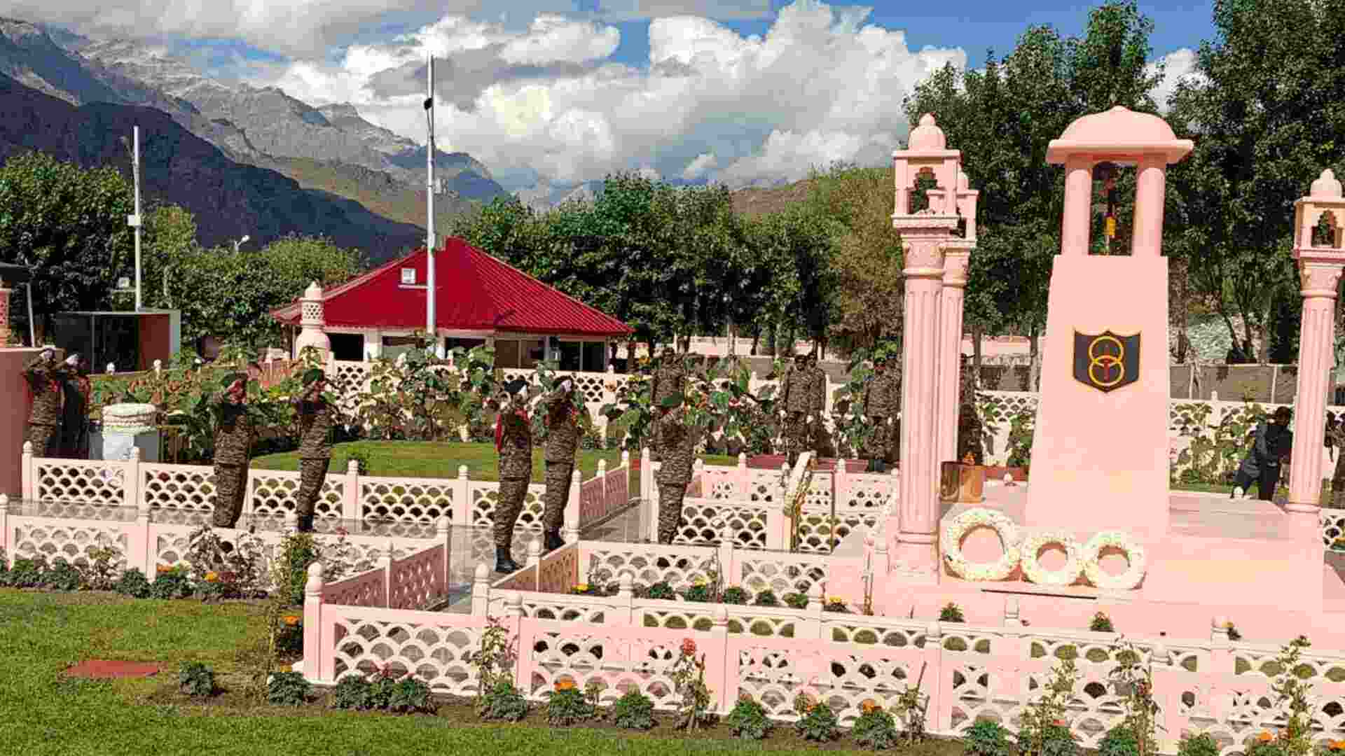 Congress leaders pay tributes to soldiers fallen in Kargil Congress leaders pay tributes to soldiers fallen in Kargil