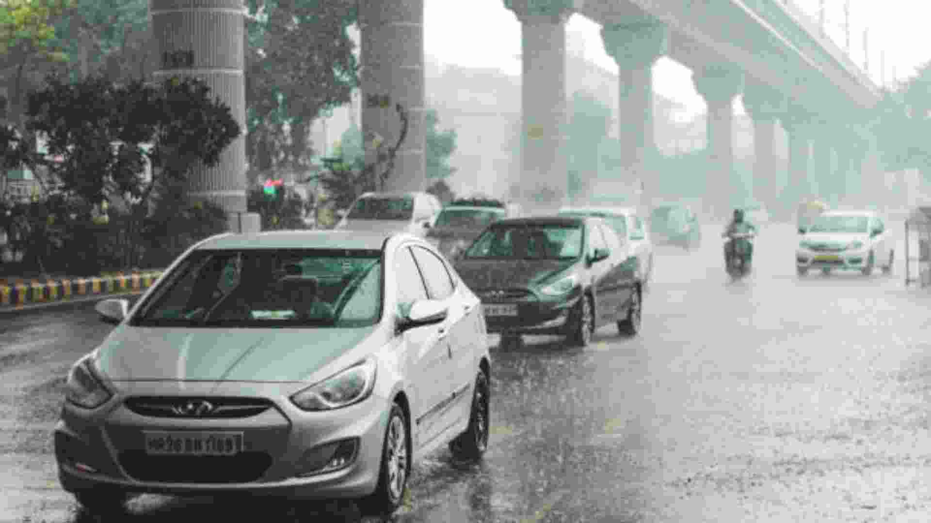 Heavy spell of rains lash Delhi-NCR, IMD red alert for 2 days Heavy spell of rains lash Delhi-NCR, IMD red alert for 2 days