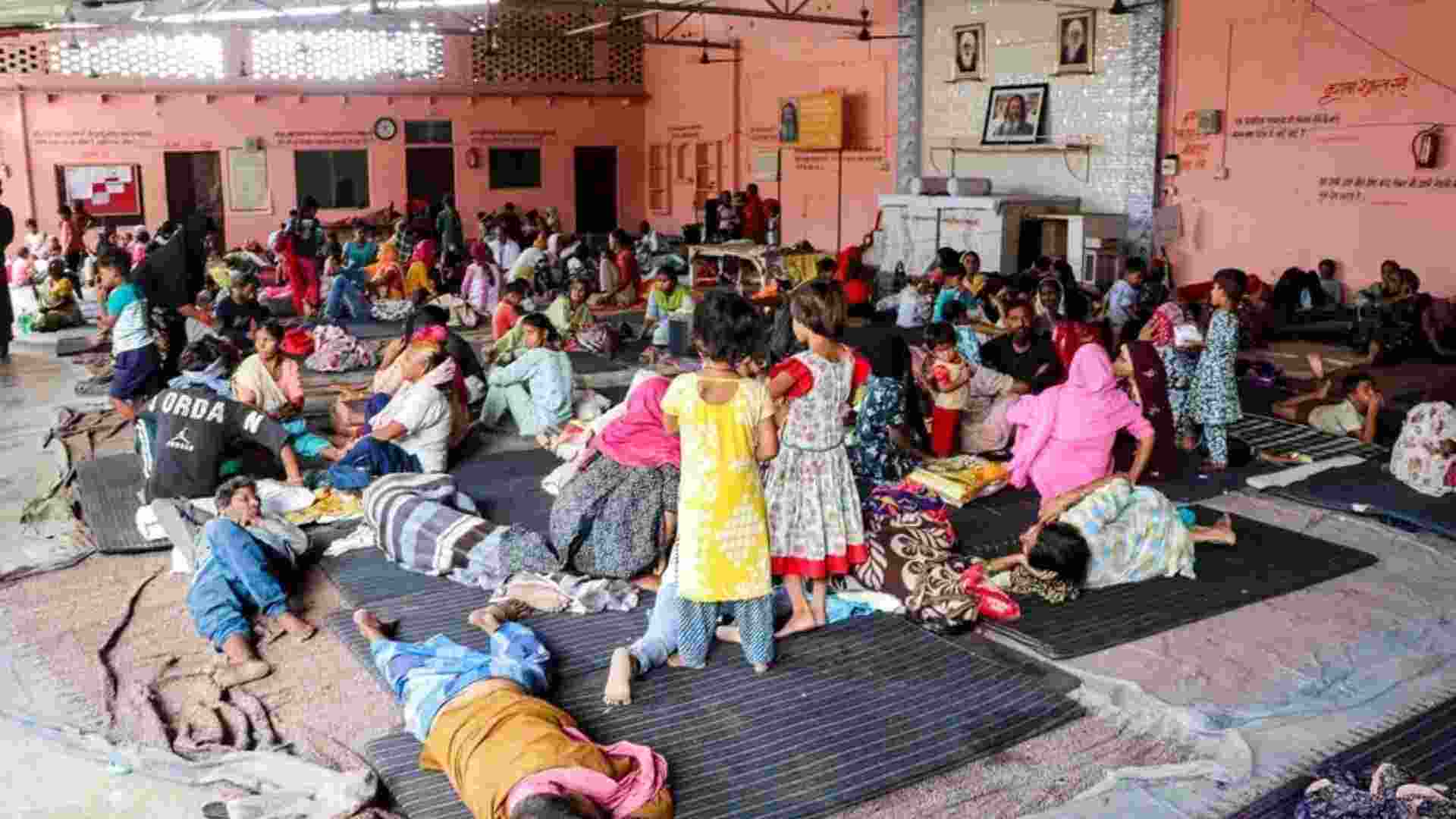 Flood victims in Delhi camps battling fever, skin infections Flood victims in Delhi camps battling fever, skin infections