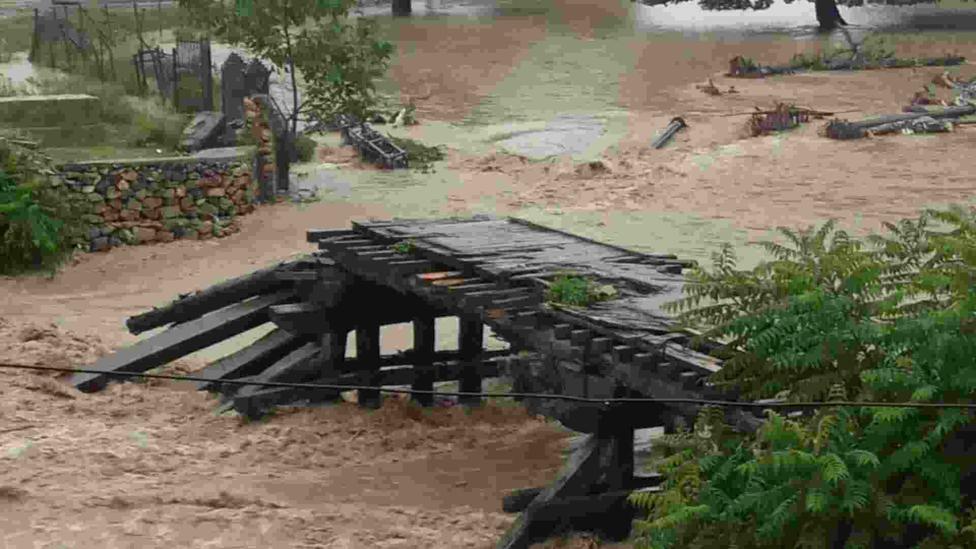 Rivers rage across Kashmir, Jhelum crosses danger mark Rivers rage across Kashmir, Jhelum crosses danger mark