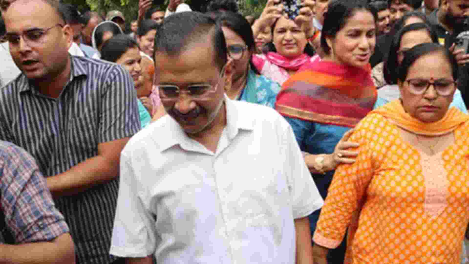 Kejriwal visits flood affected areas, points out 'inadequacies' Kejriwal visits flood affected areas, points out 'inadequacies'