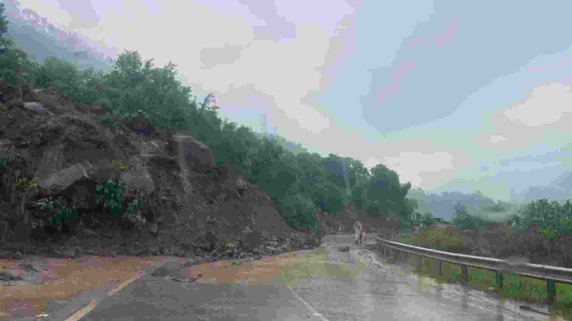 NH caves in at Udhampur, J&K CM says restoration may take 20 days NH caves in at Udhampur, J&K CM says restoration may take 20 days