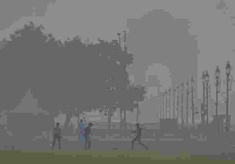 Weak winds trapping pollutants in Delhi's air, AQI worsens again Weak winds trapping pollutants in Delhi's air, AQI worsens again