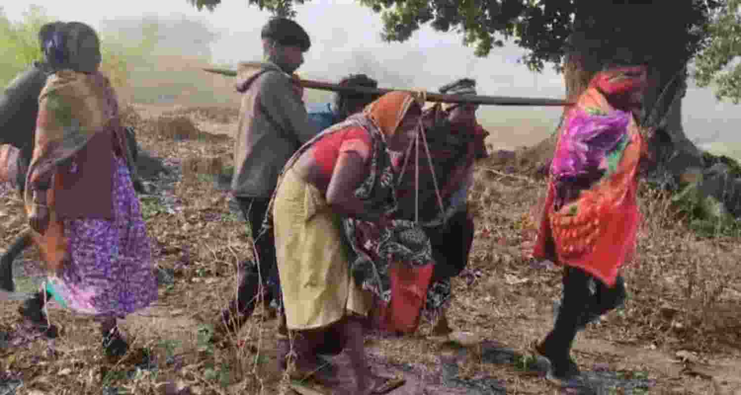 Pregnant tribal woman dies in J'khand due to lack of road access Pregnant tribal woman dies in J'khand due to lack of road access