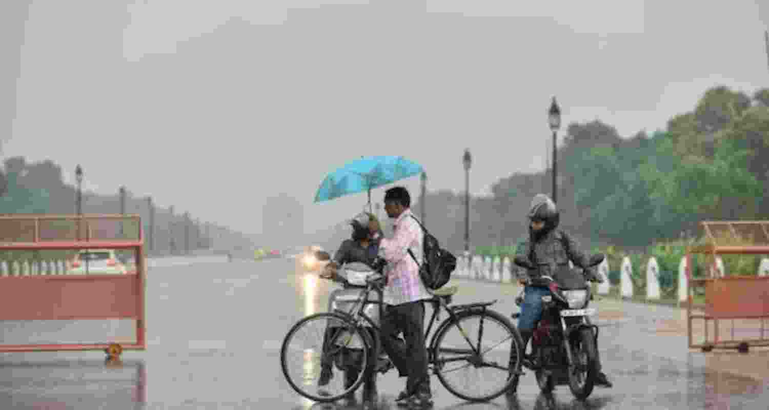 Rains lash Delhi-NCR, amid IMD's yellow alert AQI improves Rains lash Delhi-NCR, amid IMD's yellow alert AQI improves