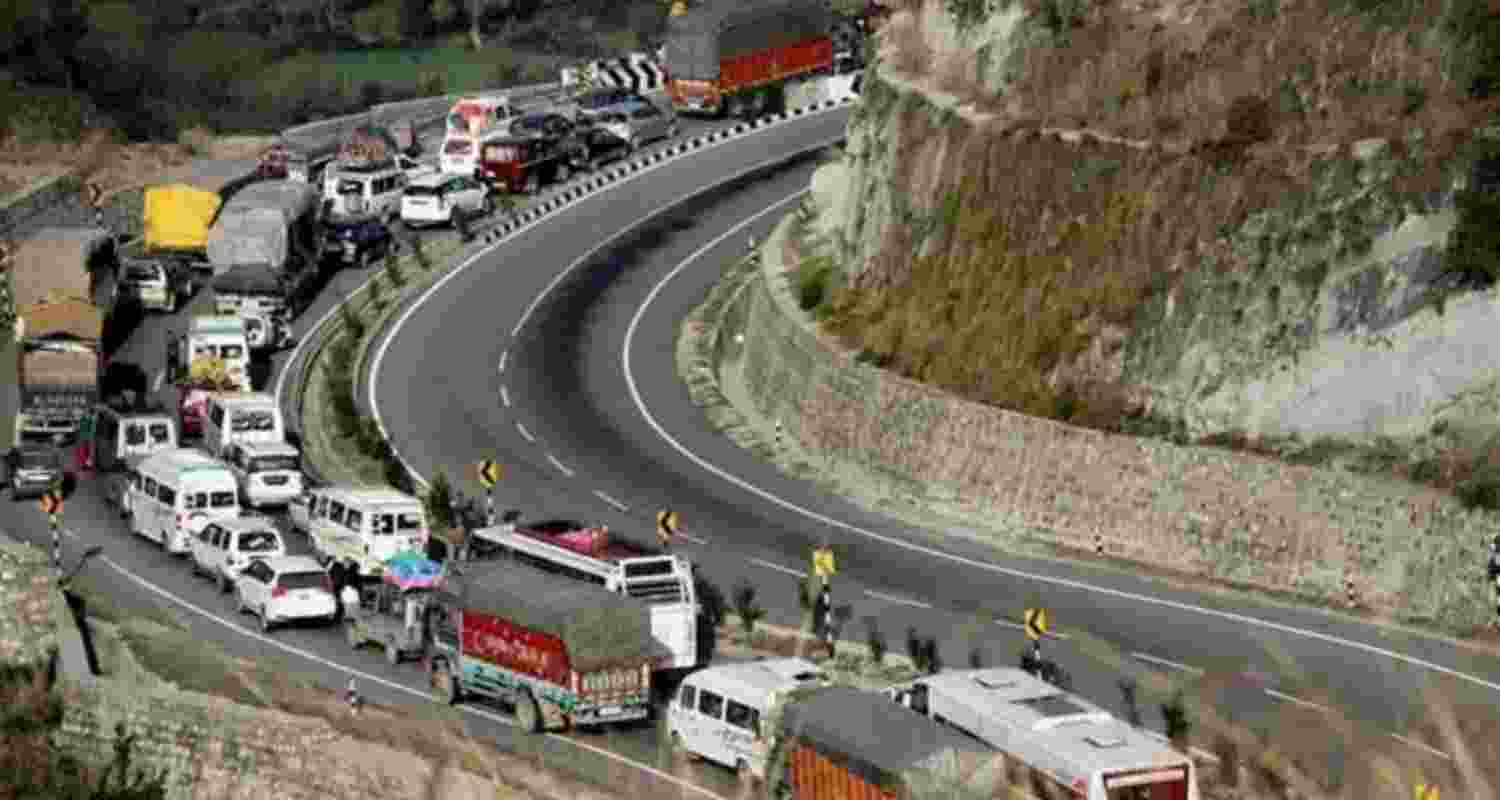 Vehicular traffic fully restored on Jammu-Srinagar Highway Vehicular traffic fully restored on Jammu-Srinagar Highway