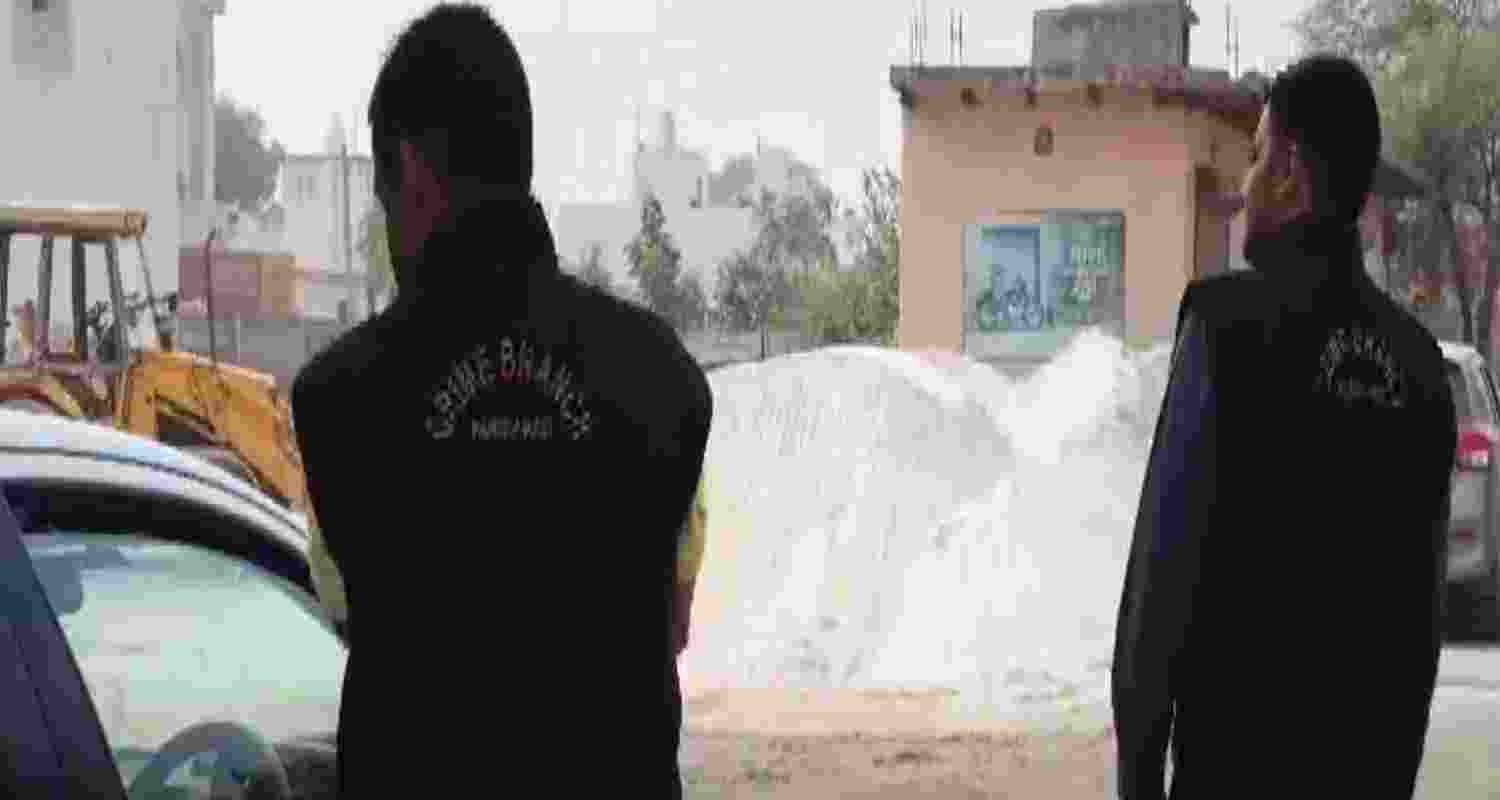 Team of Haryana Police Crime Branch reaches Dr Muzammil's residence. Team of Haryana Police Crime Branch reaches Dr Muzammil's residence.