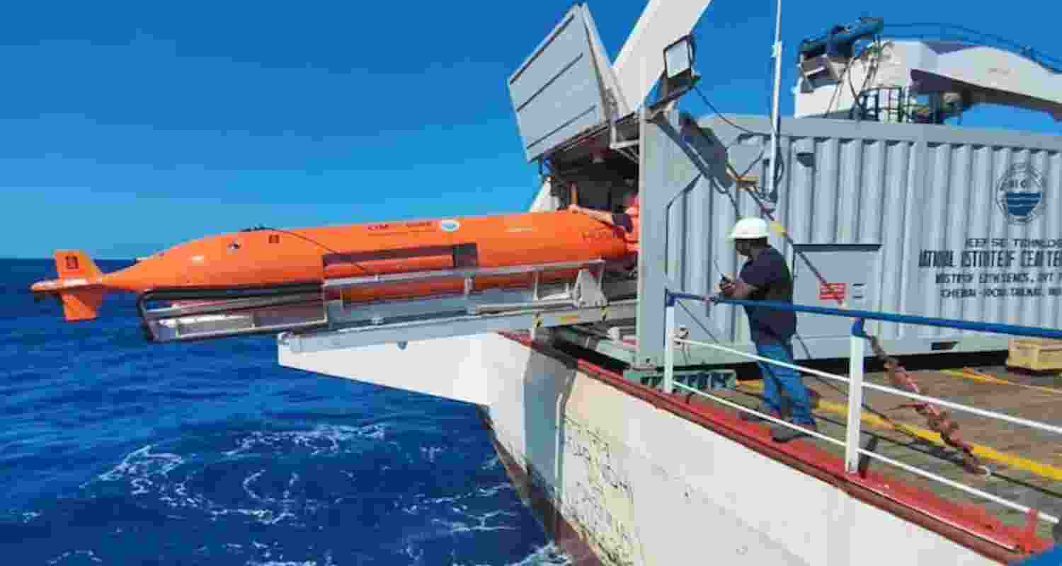 The first hydrothermal vent was discovered in 1977 on the Galapagos Rift in the eastern Pacific Ocean. The first hydrothermal vent was discovered in 1977 on the Galapagos Rift in the eastern Pacific Ocean.