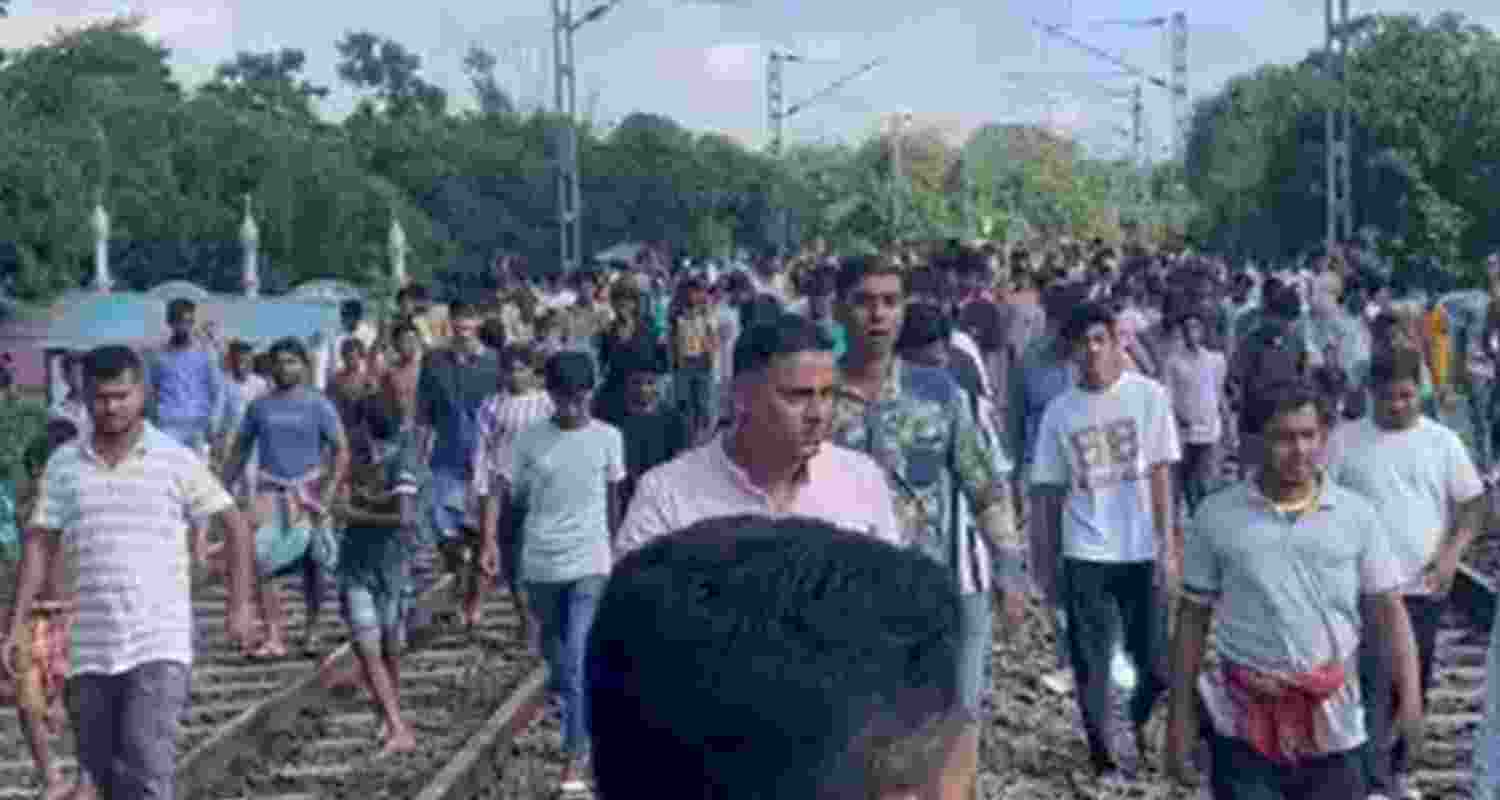 Three minors hit by train in Bengal's Murshidabad Three minors hit by train in Bengal's Murshidabad