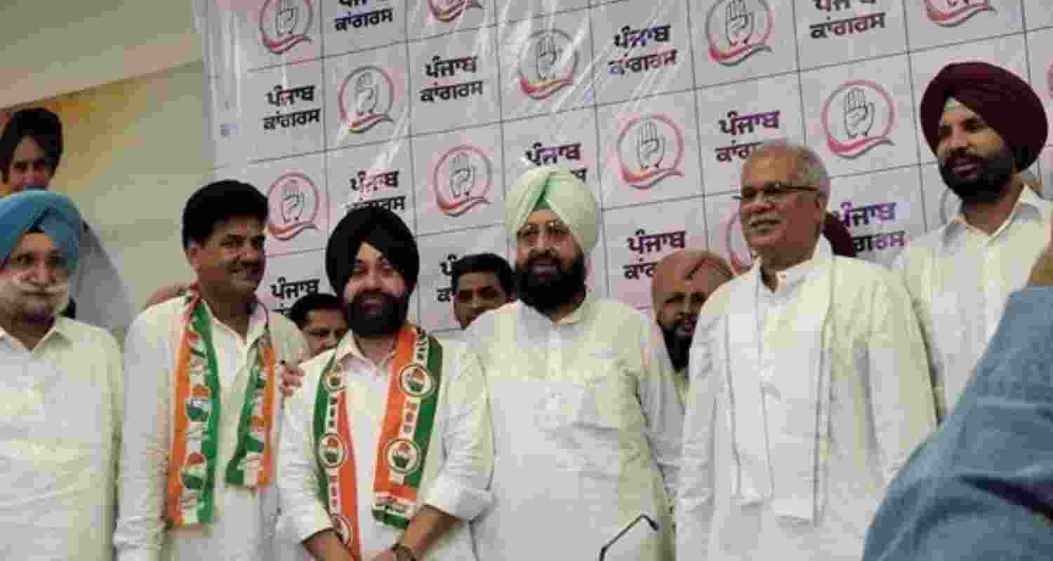 Two senior Akali leaders Rajinder Deepa and Sarbjot Singh Sabi join Congress ahead of Ludhiana bypoll. Two senior Akali leaders Rajinder Deepa and Sarbjot Singh Sabi join Congress ahead of Ludhiana bypoll.
