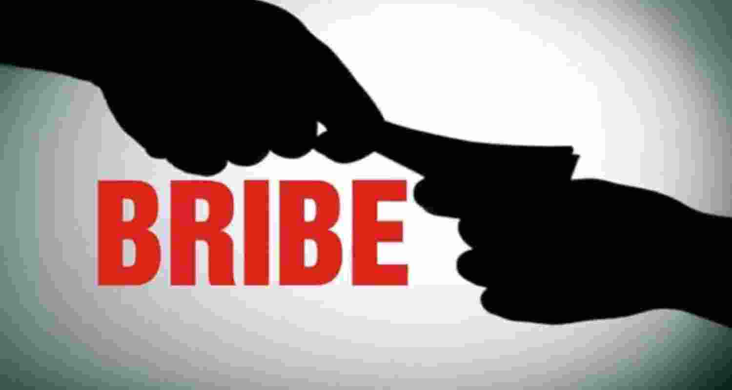 ACB nabs J&K Revenue official taking bribe, Rs 35 L cash seized ACB nabs J&K Revenue official taking bribe, Rs 35 L cash seized