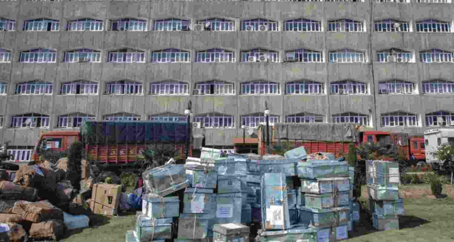 Offices shut for 'Darbar Move' in Srinagar, to reopen on Nov 3 Offices shut for 'Darbar Move' in Srinagar, to reopen on Nov 3