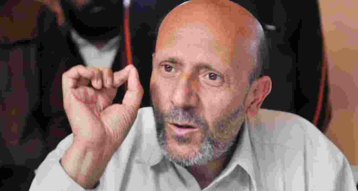 Mirwaiz condemns, Er Rashid on hunger strike against Delhi blast Mirwaiz condemns, Er Rashid on hunger strike against Delhi blast