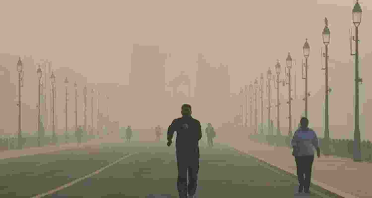 Delhi AQI at 470, equivalent to smoking '12 cigarettes' a day Delhi AQI at 470, equivalent to smoking '12 cigarettes' a day