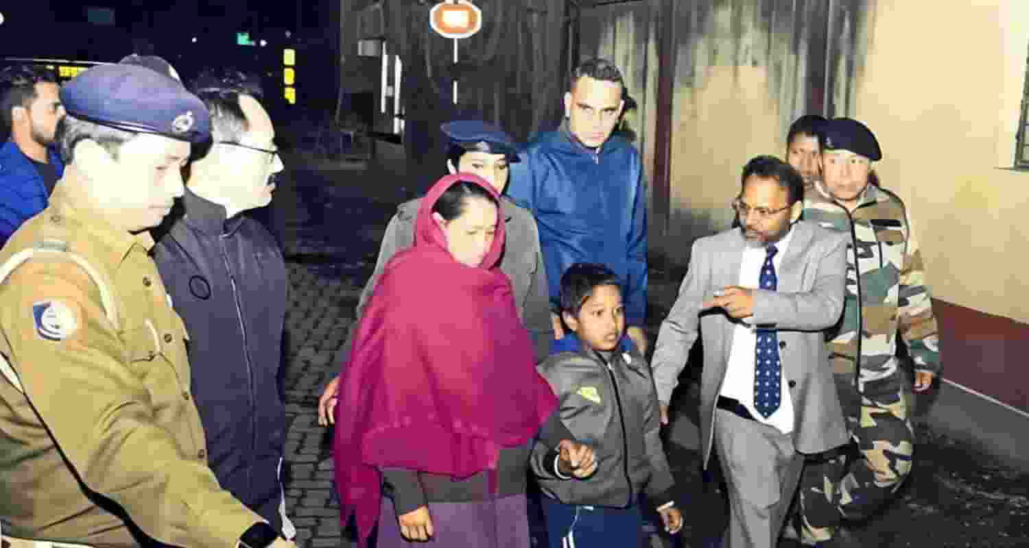 Pregnant Birbhum lady returns from Bangladesh after SC intervenes. Pregnant Birbhum lady returns from Bangladesh after SC intervenes.