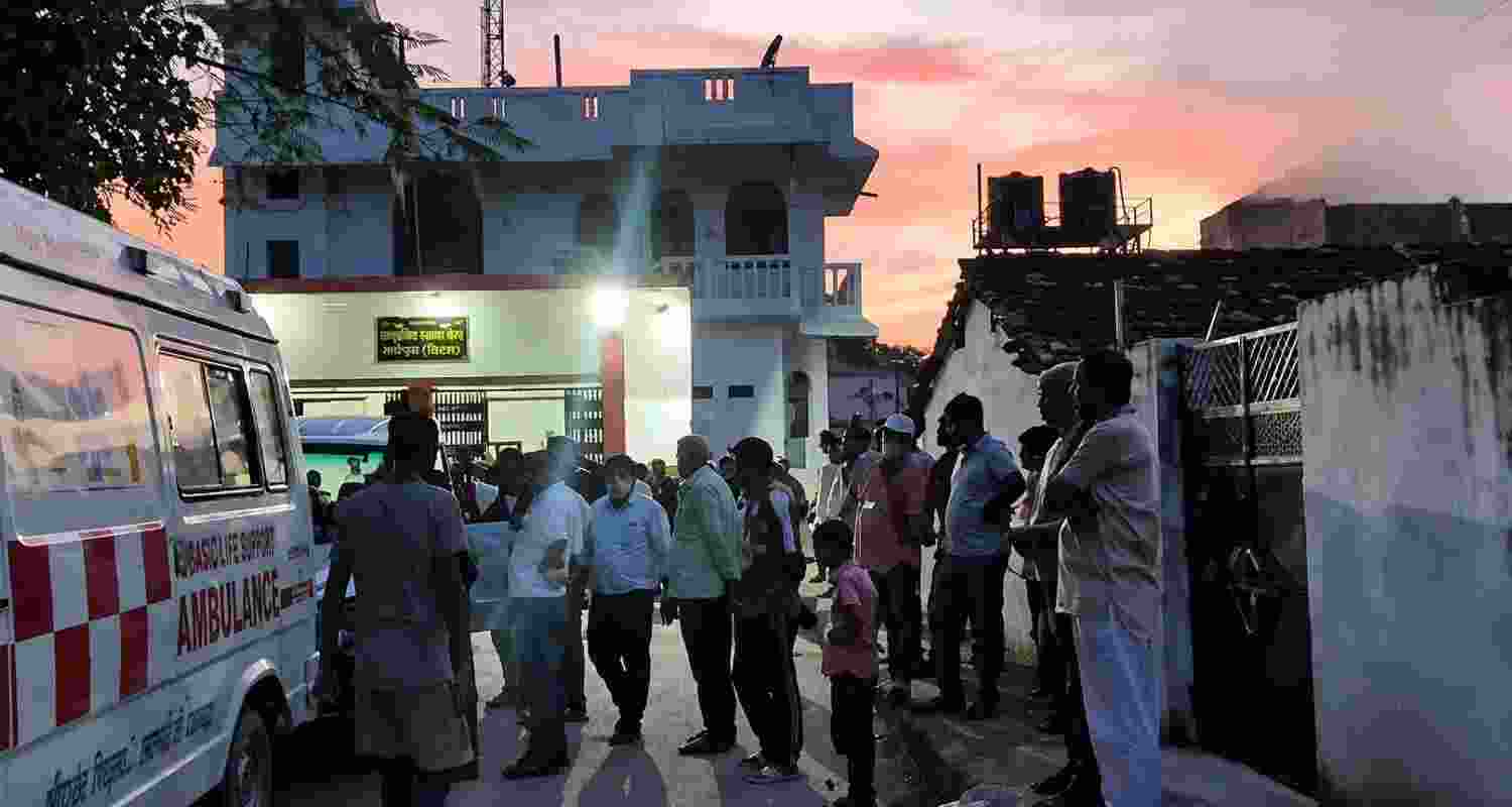 More than 100 people in Bihar's Saharsa fell ill with vomiting, diarrhoea and fever. Health officials said one or two children are in serious condition. More than 100 people in Bihar's Saharsa fell ill with vomiting, diarrhoea and fever. Health officials said one or two children are in serious condition.