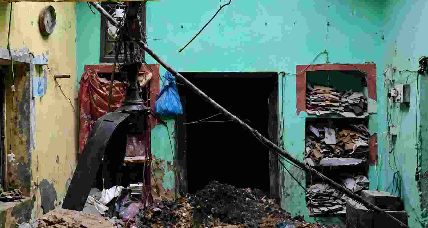 Six people died after a century-old house collapsed in Uttar Pradesh's Pratapgarh. One survivor is undergoing treatment as authorities probe the incident. Six people died after a century-old house collapsed in Uttar Pradesh's Pratapgarh. One survivor is undergoing treatment as authorities probe the incident.