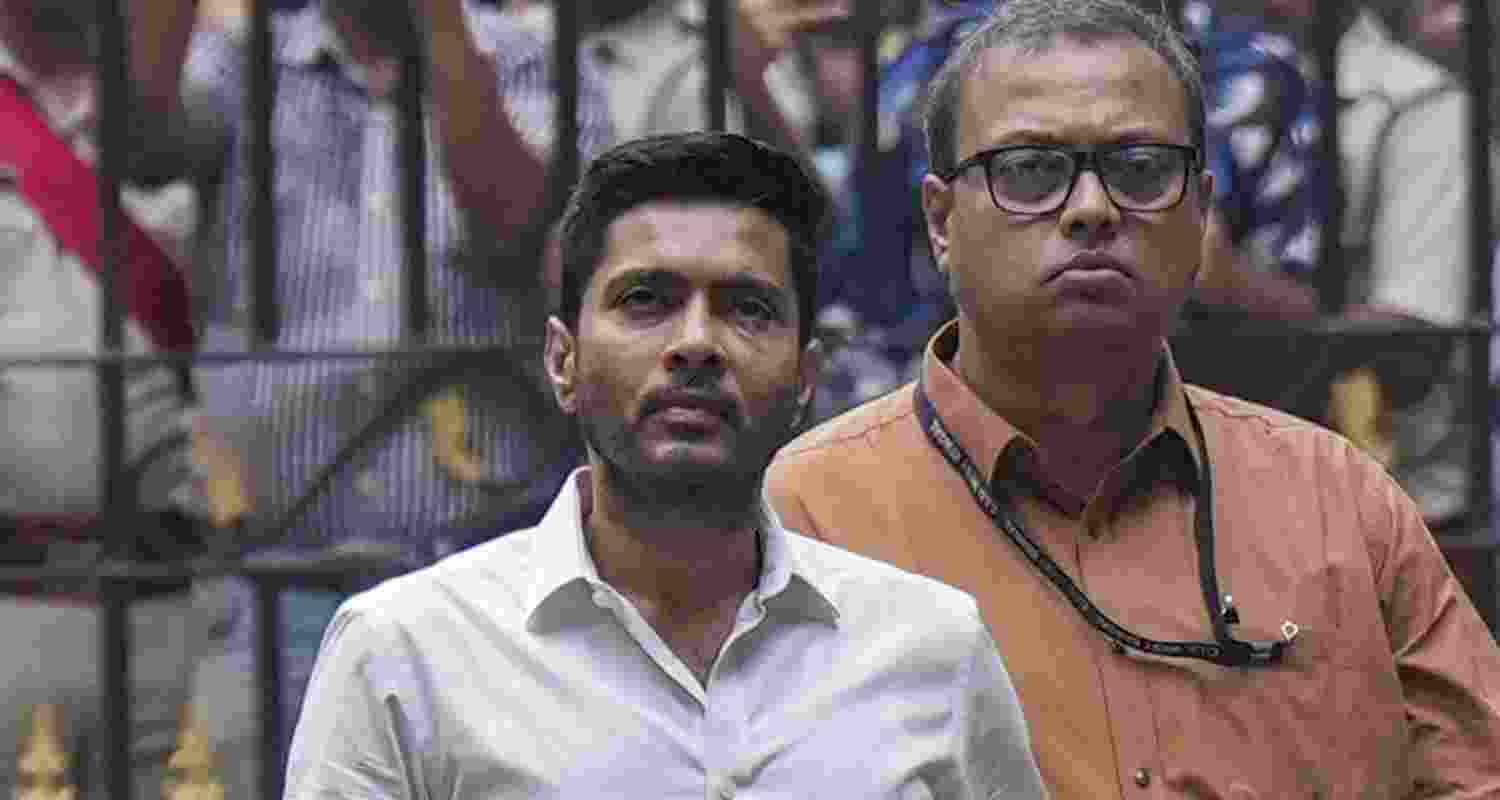 The Madhya Pradesh High Court lifted the stay on an arrest warrant against TMC MP Abhishek Banerjee in a defamation case filed by Akash Vijayvargiya. The Madhya Pradesh High Court lifted the stay on an arrest warrant against TMC MP Abhishek Banerjee in a defamation case filed by Akash Vijayvargiya.