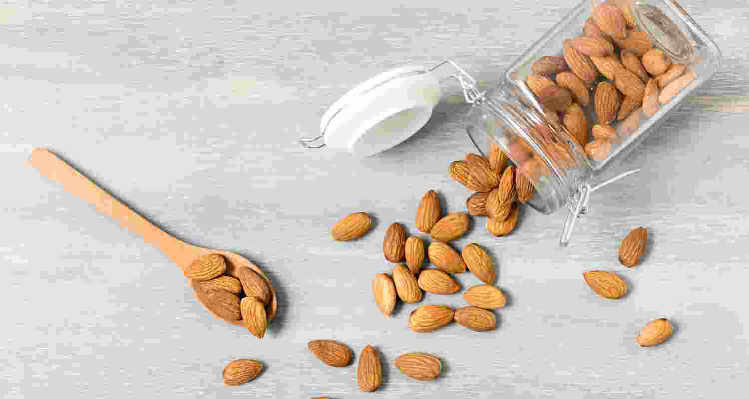 Eating almonds may reduce some feelings of muscle soreness during exercise recovery and improve performance in specific tasks Eating almonds may reduce some feelings of muscle soreness during exercise recovery and improve performance in specific tasks