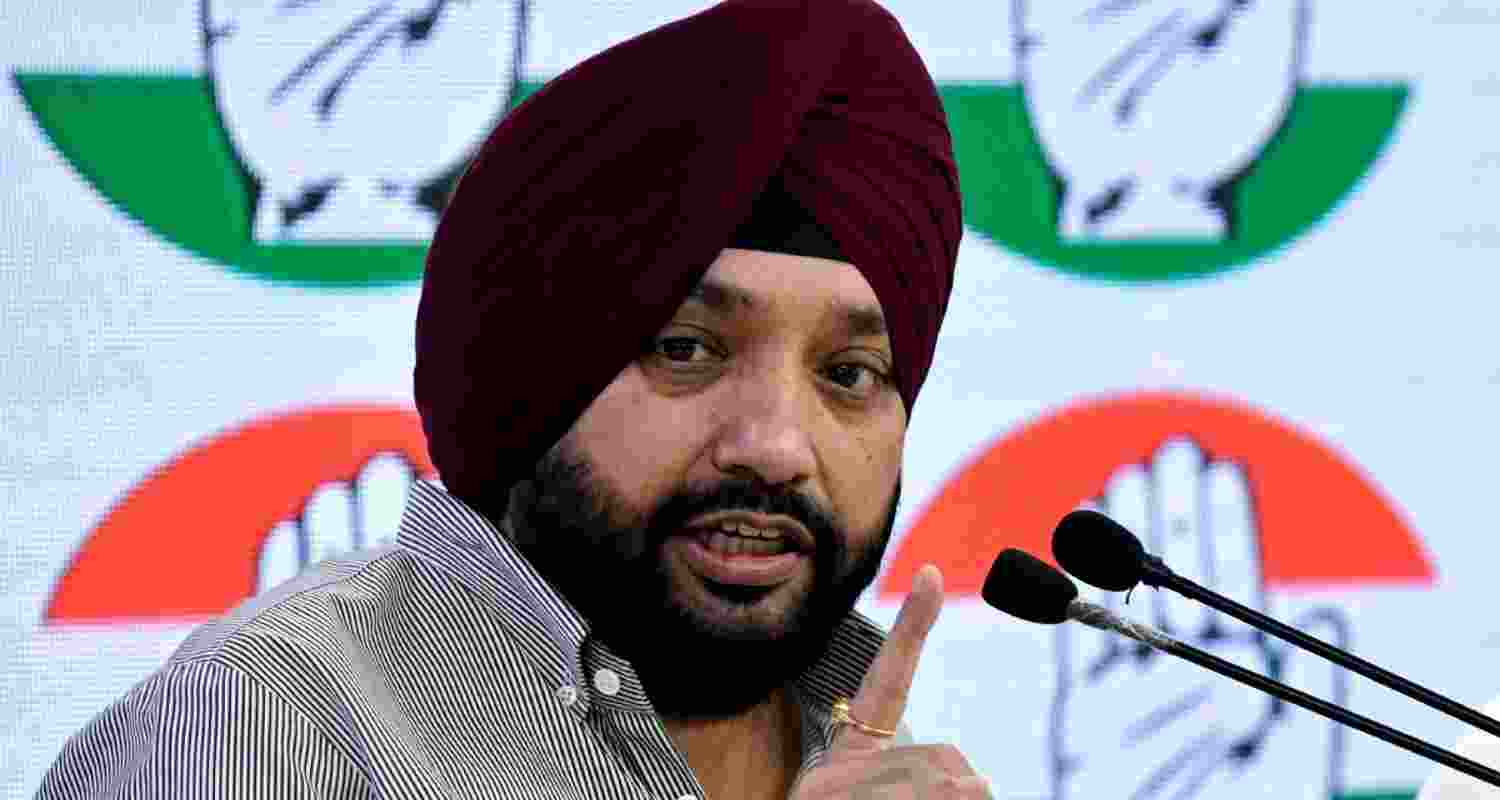 Former Delhi Pradesh Congress Committee President Arvinder Singh Lovely has resigned. Former Delhi Pradesh Congress Committee President Arvinder Singh Lovely has resigned.