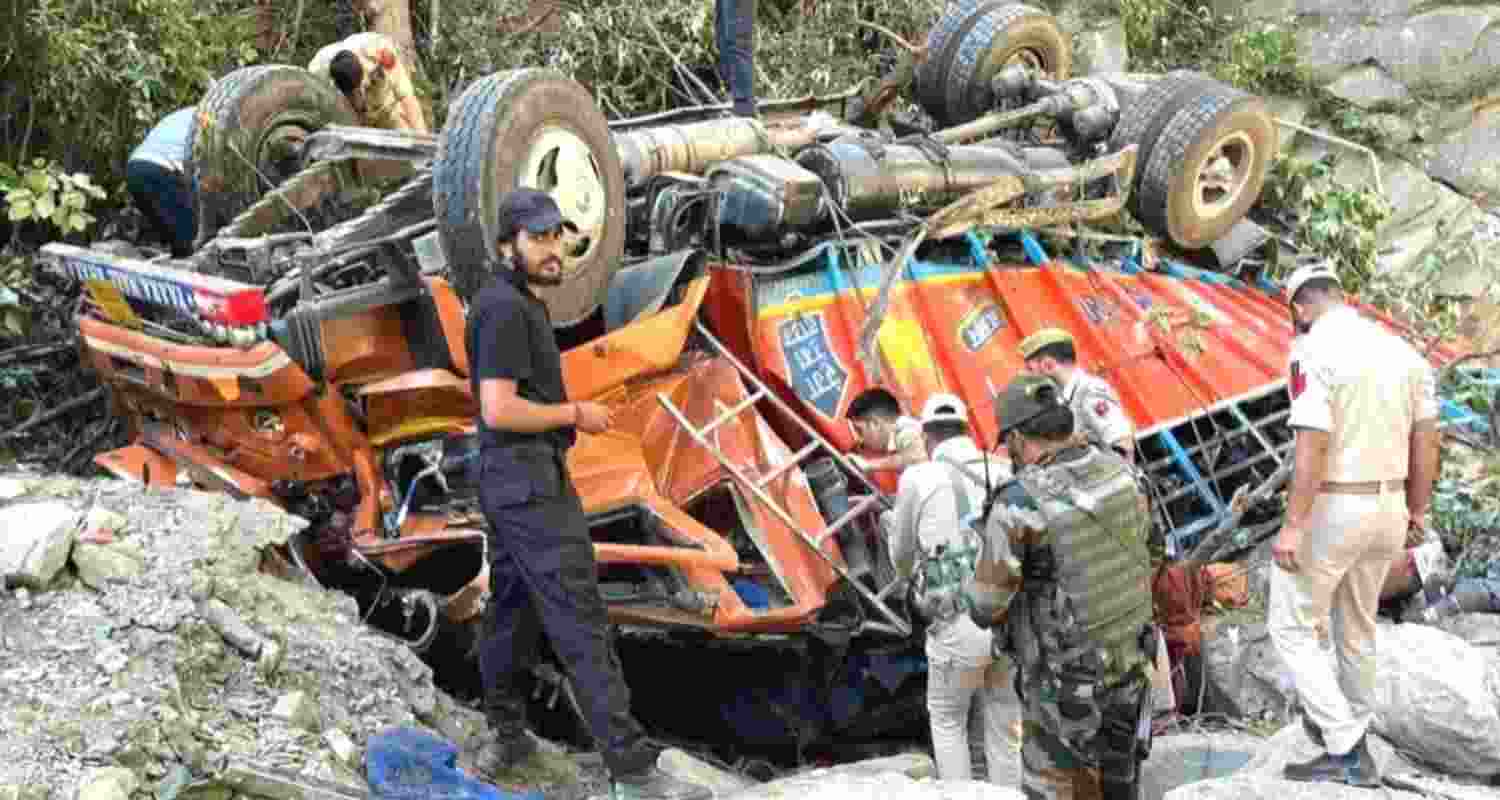Shortly after the incident, rescue teams and police rushed to the area and launched a rescue and retrieval operation. Shortly after the incident, rescue teams and police rushed to the area and launched a rescue and retrieval operation.