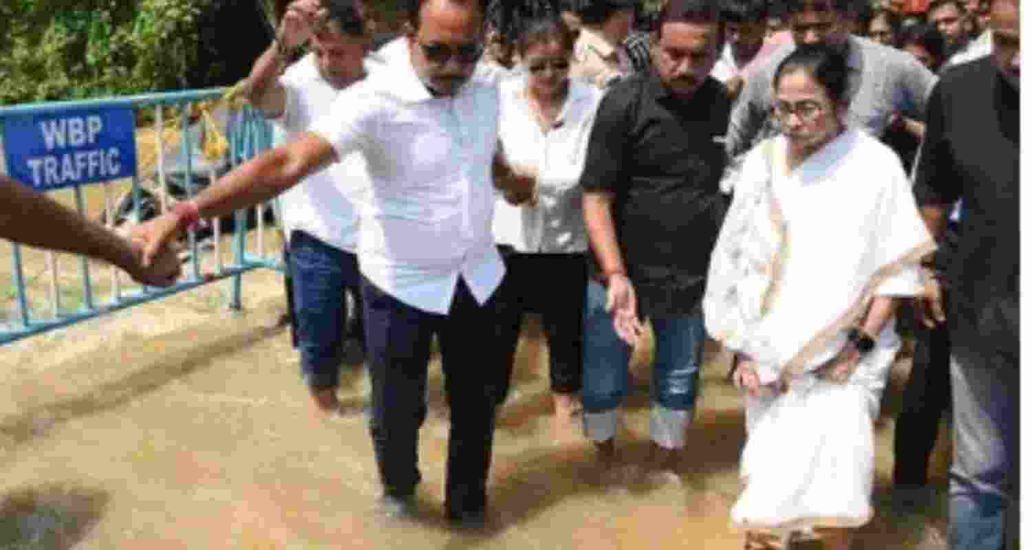 Mamata again writes to PM Modi on Bengal flood
Mamata again writes to PM Modi on Bengal flood