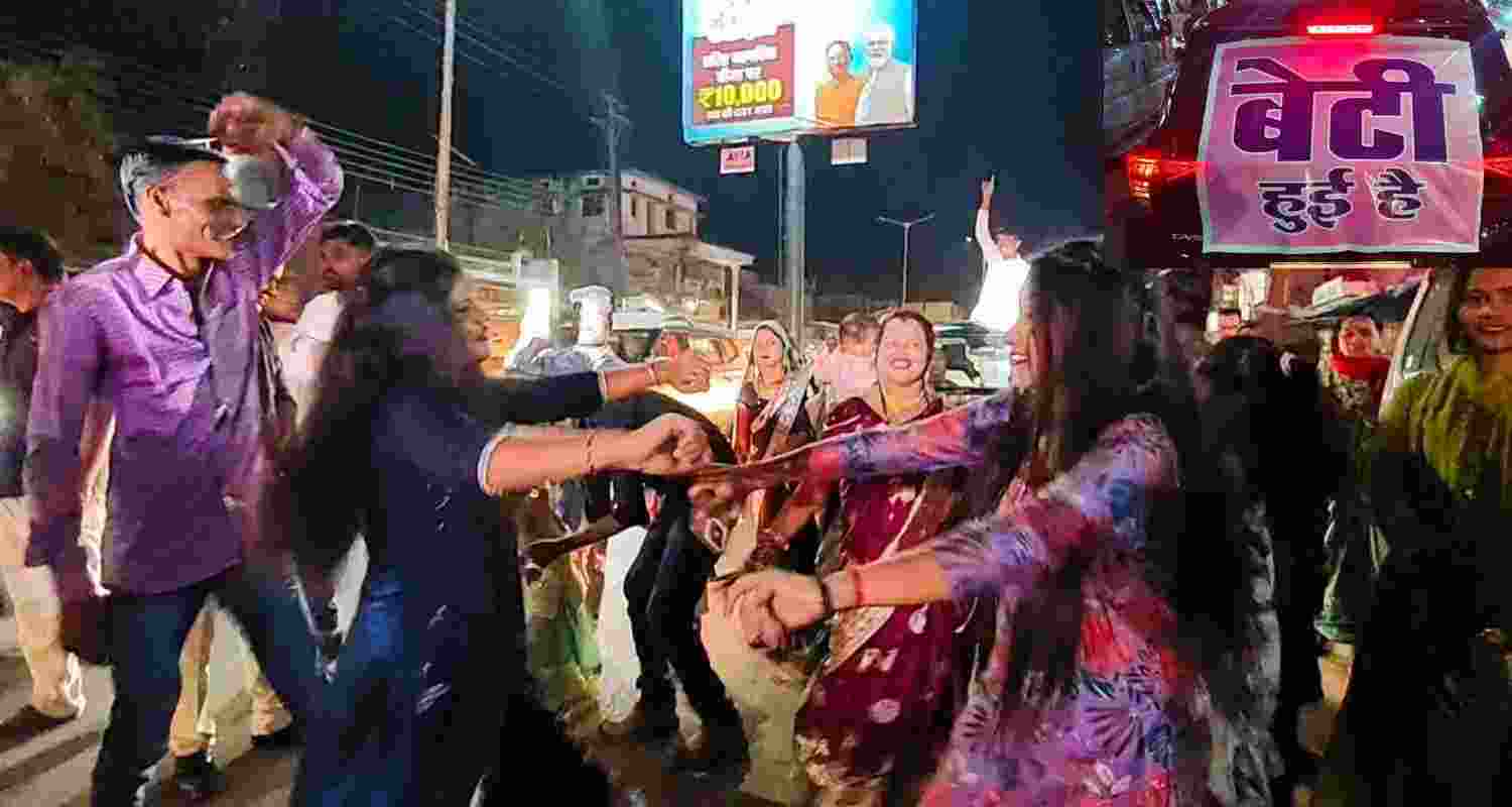 Chhattisgarh family celebrates birth of baby girl with grand procession in Makeshwar Ward, sending a strong message on valuing daughters. Chhattisgarh family celebrates birth of baby girl with grand procession in Makeshwar Ward, sending a strong message on valuing daughters.