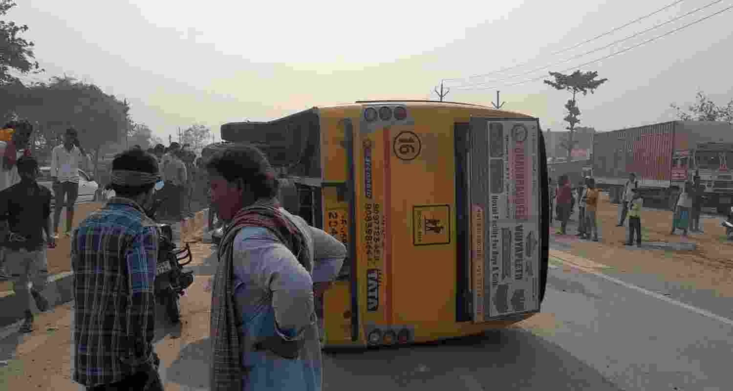 35 Bihar students injured as school bus overturns on highway 35 Bihar students injured as school bus overturns on highway