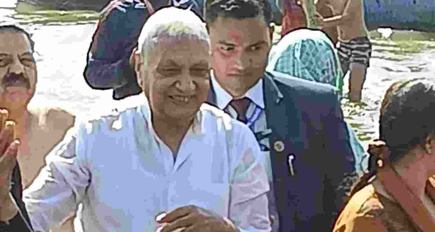 Bihar Governor Arif Khan takes holy dip at Maha Kumbh. Bihar Governor Arif Khan takes holy dip at Maha Kumbh.