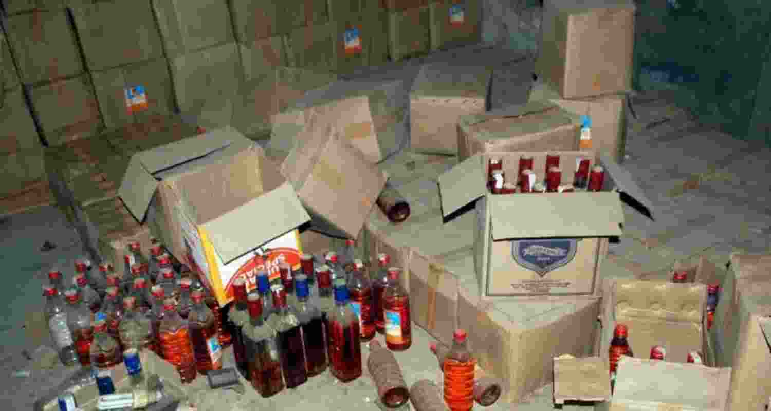Liquor worth ₹10 lakh bound for Bihar seized at UP border Liquor worth ₹10 lakh bound for Bihar seized at UP border